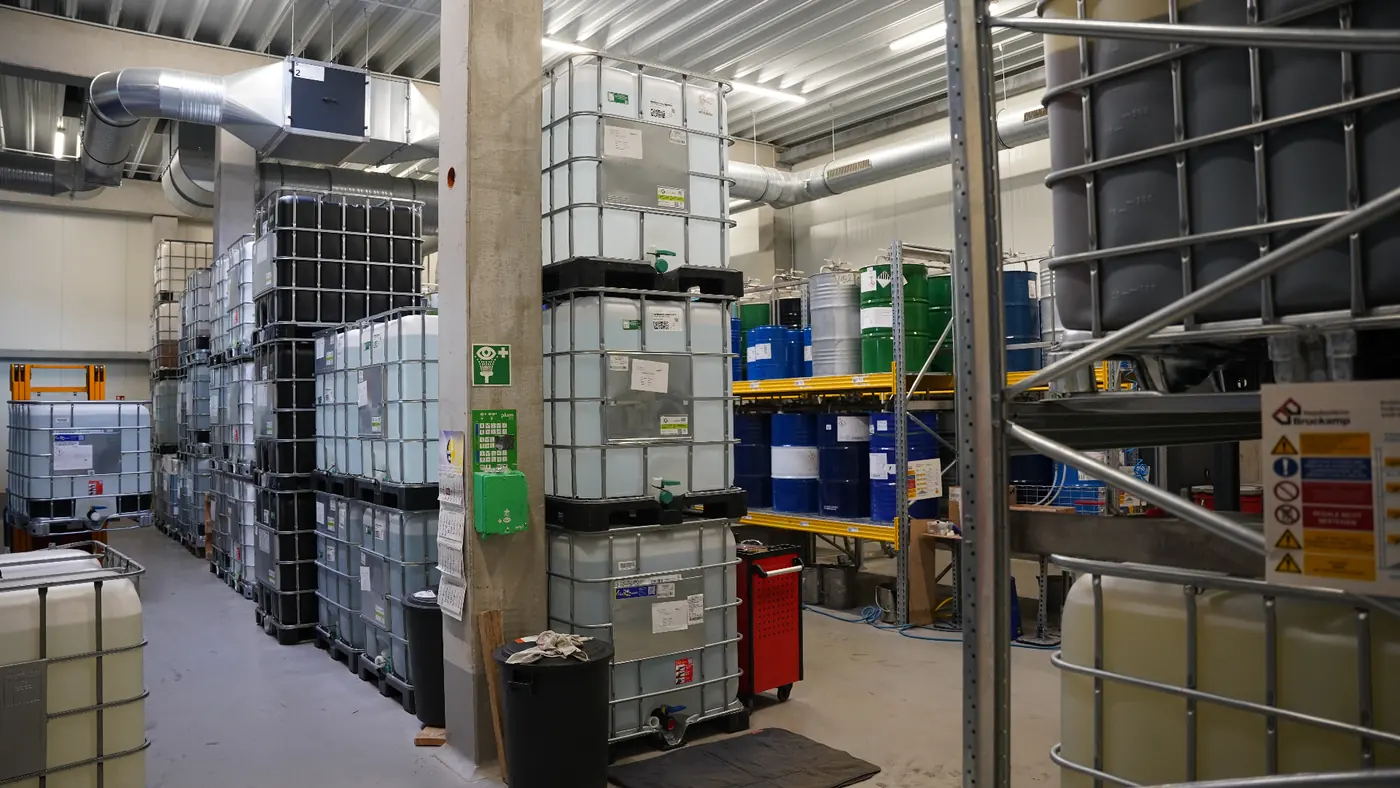 Raw material warehouse with IBC containers